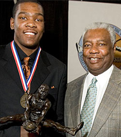 Kevin Durant of the University of Texas became the first freshman to win the Oscar Robertson Trophy in 2007.